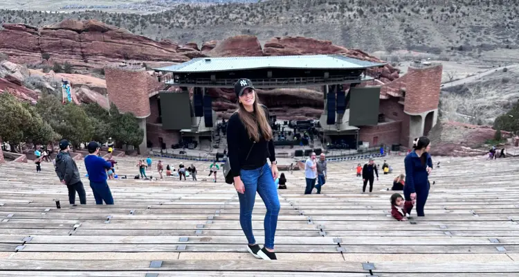 Mulher no anfiteatro de Red Rocks em Denver