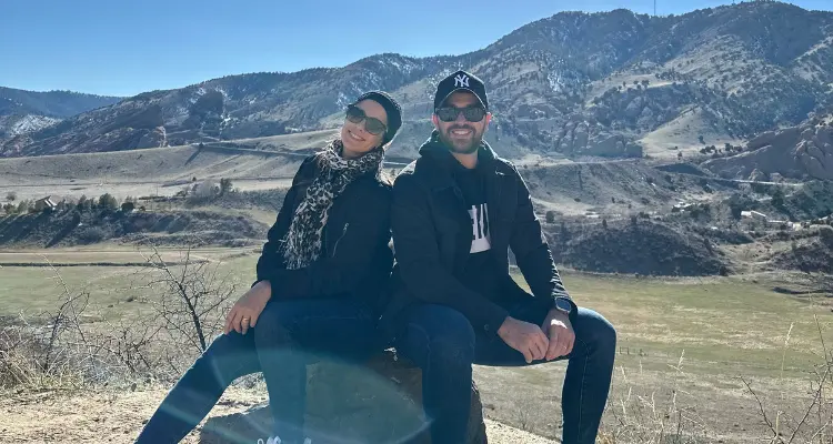 Casal nas montanhas de Black Rock em Denver
