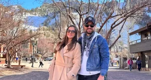 Casal em frente a montanha de esqui de Aspen