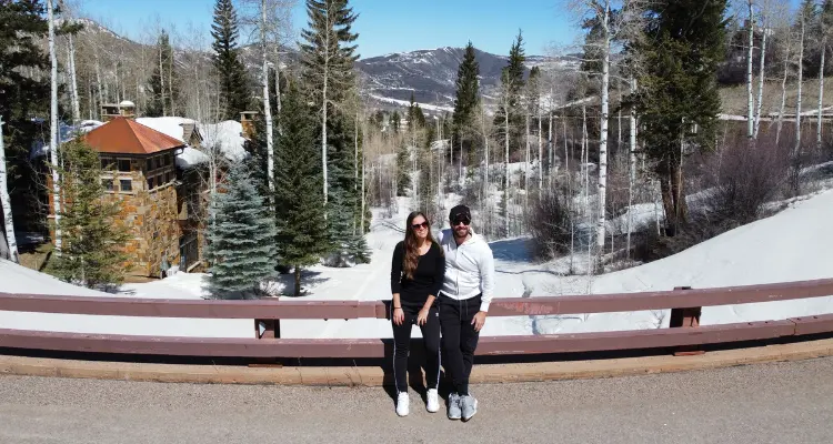 Casal com foto de drone nas montanhas de Aspen