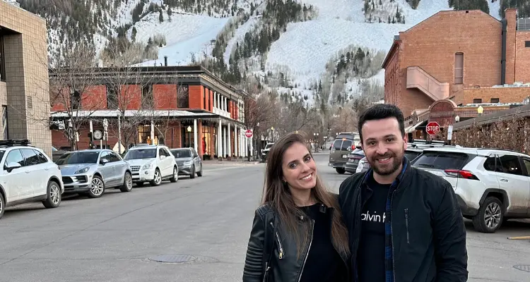 Casal em frente a montanha de esqui de Aspen