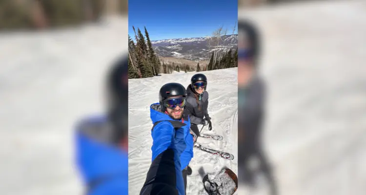 Casal esquiando nas montanhas de Snowmass em Aspen