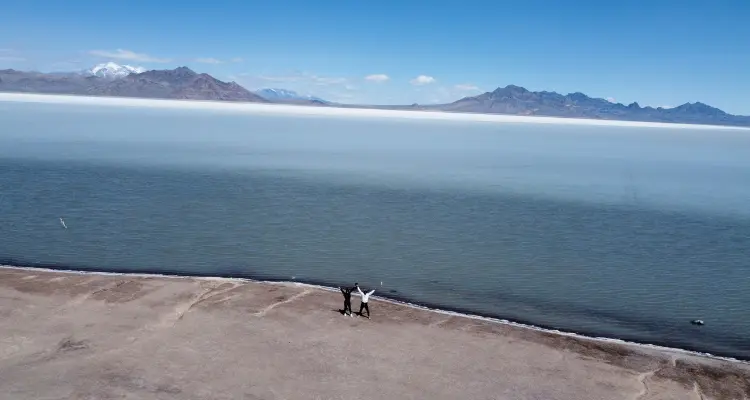 Imagem de drone de um casal no deserto do sal em Utah