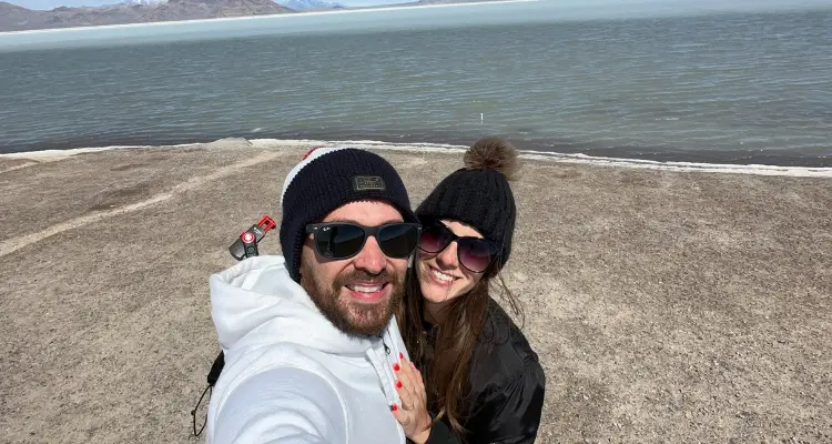 Imagem de um casal no deserto do sal em Utah