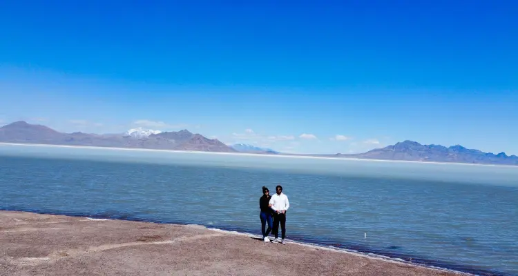 Imagem de drone de um casal no deserto do sal em Utah