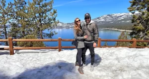 Casal em trilha em lake tahoe
