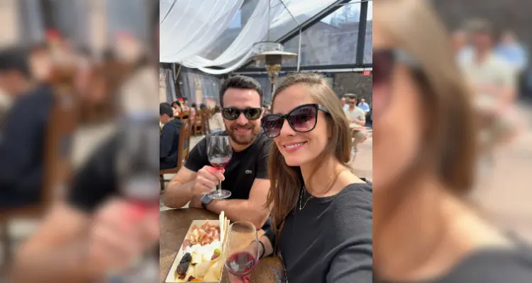 Casal no castelo em Napa Valley de degustacao