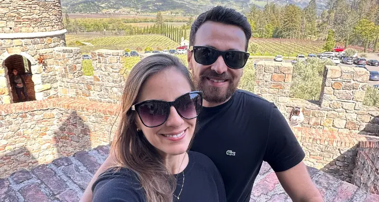 Casal no castelo em Napa Valley de degustacao