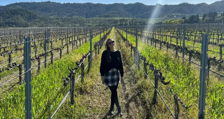 Mulher no meio de um vinhedo em Napa Valley